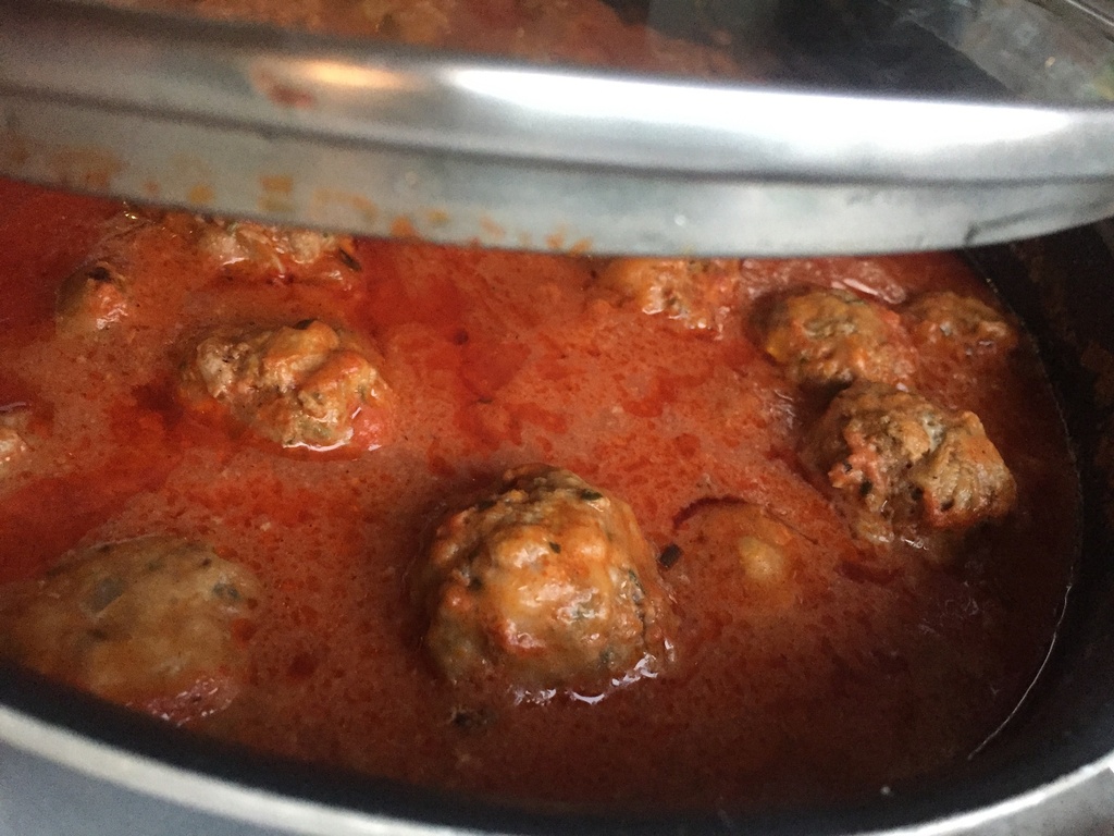 Les boulettes aux herbes et fondant de polenta au parmesan