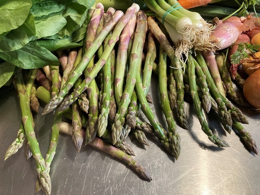 Mardi ou mercredi : Asperges vertes du marché, vinaigrette secrète de Lucie
